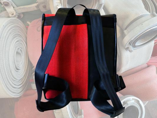 Upcycling Rucksack aus alten roten Feuerwehrschläuchen und LKW-Plane und Autogurten